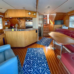 N40 Salty Lady saloon 1