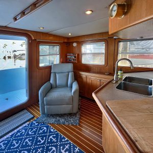 N40 Salty Lady saloon 3