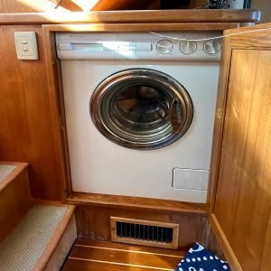 N40 Salty Lady saloon 4