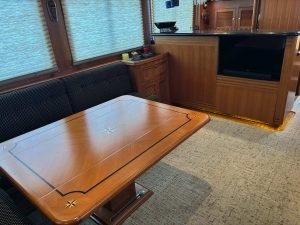 15b) Salon Port & TV