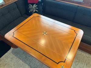 17) Salon Table