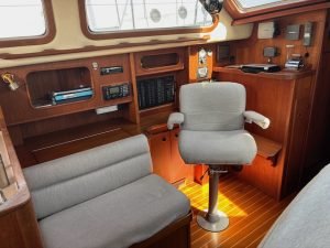 37 Salon Helm Port